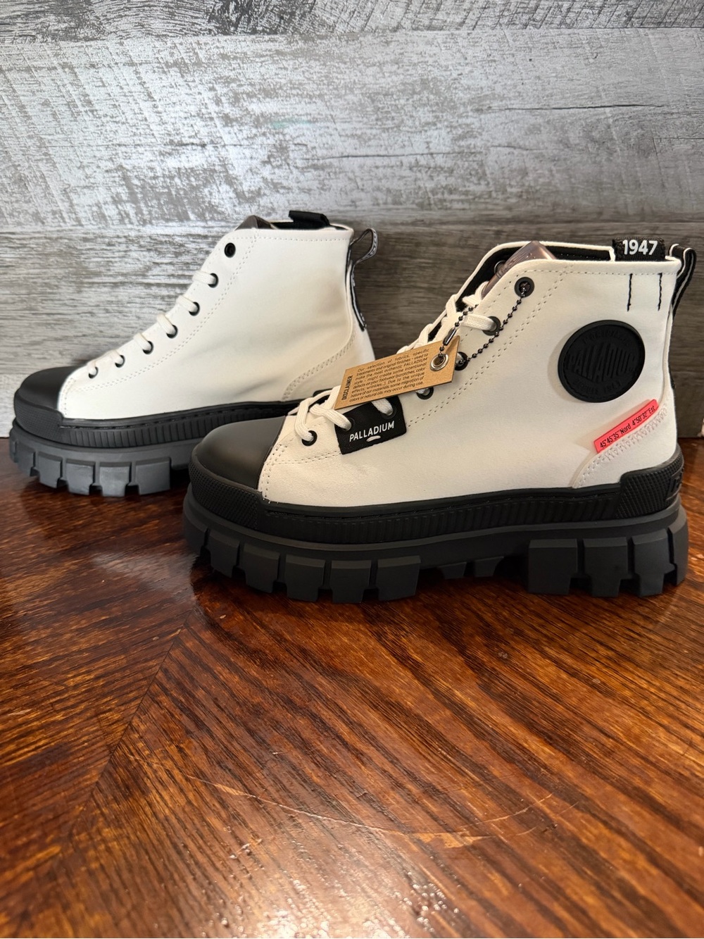 NIB Women Palladium Revolt Hi TX Boots Star White Black Platform Chunky Sz 7.5 - Picture 2 of 12
